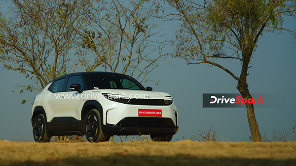 ஓட்டி பார்த்ததில் மெர்சலாகி விட்டோம்.. முதல் டொயோட்டா இ-கார்