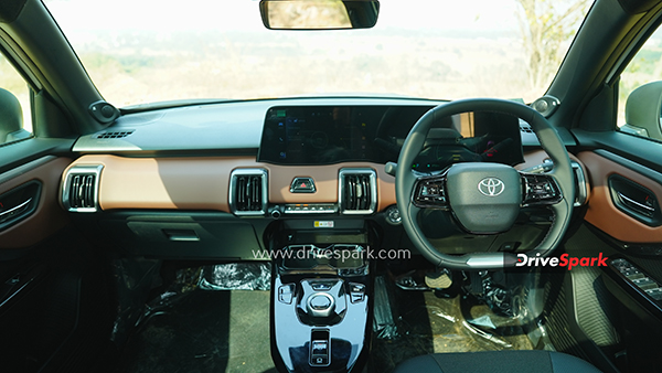 ஓட்டி பார்த்ததில் மெர்சலாகி விட்டோம்.. முதல் டொயோட்டா இ-கார்