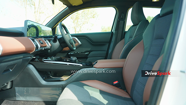 ஓட்டி பார்த்ததில் மெர்சலாகி விட்டோம்.. முதல் டொயோட்டா இ-கார்