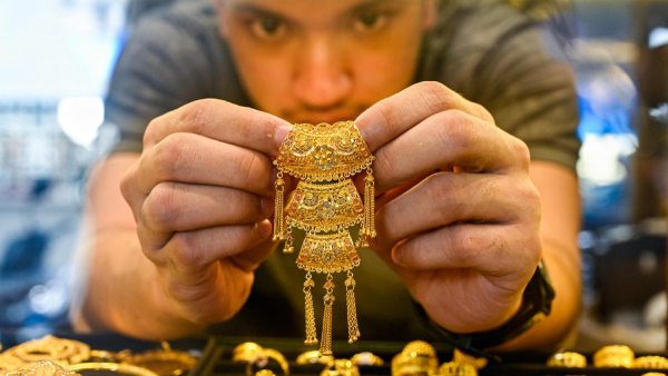 பட்டென சரிந்த தங்கம் விலை.. சட்டென நகை கடைக்கு கிளம்புங்க.. ஆனா ஒரு விஷயம்..!! பட்டென சரிந்த தங்கம் விலை.. சட்டென நகை கடைக்கு கிளம்புங்க.. ஆனா ஒரு விஷயம்..!!