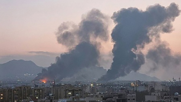  Trump முன்னுக்கு பின் முரண்! வெள்ளை கொடி தூக்கிய பின் ஈரானில் தாக்குதல்.. எரிவாயு தளங்கள் துவம்சம்