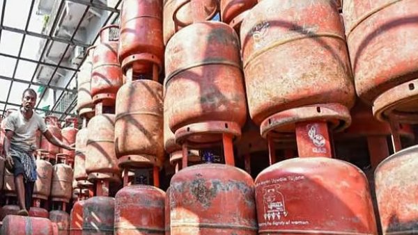 சிலிண்டர் புக் பண்ணியும் டெலிவரி கிடைக்கலயா? உடனே இந்த நம்பர்ல புகார் பண்ணுங்க..!!