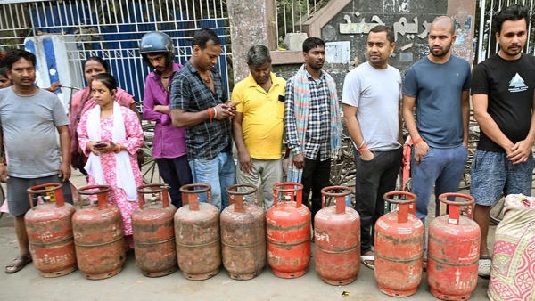 சிலிண்டர் தட்டுப்பாடு: 2 கப்பல்களில் வந்த எல்பிஜி நாட்டின் மொத்த தேவையையும் பூர்த்தி செய்யுமா?