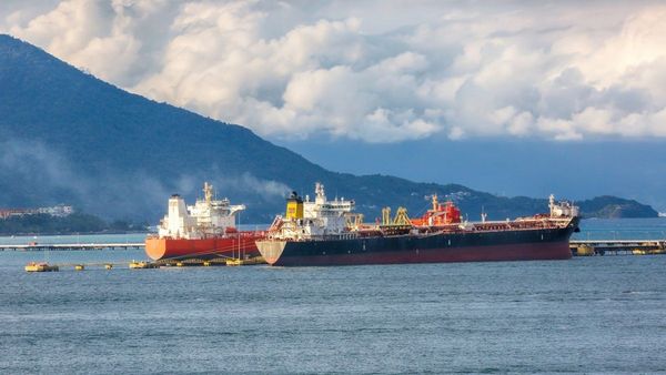 ஹார்முஸ் ஜலசந்தியில் சிக்கி இருக்கும் 700 எண்ணெய் கப்பல்கள்:ஒரு இன்ச் நகர்ந்தா கூட சோலி முடிஞ்சிடும் ஹார்முஸ் ஜலசந்தியில் சிக்கி இருக்கும் 700 எண்ணெய் கப்பல்கள்:ஒரு இன்ச் நகர்ந்தா கூட சோலி முடிஞ்சிடும்