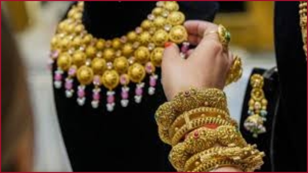 தங்கம் வாங்க இது நல்ல நேரமா? திங்கட்கிழமை அதிரப்போகும் விலை! நிபுணர்கள் சொல்லும் முக்கிய விஷயம்?