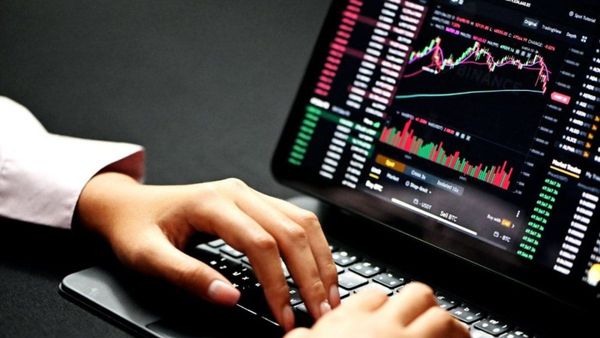 மீண்டும் இந்திய பங்குச்சந்தையை நோக்கி வரும் வெளிநாட்டு முதலீட்டாளர்கள்!! இனியாவது சந்தை ஏறுமா?