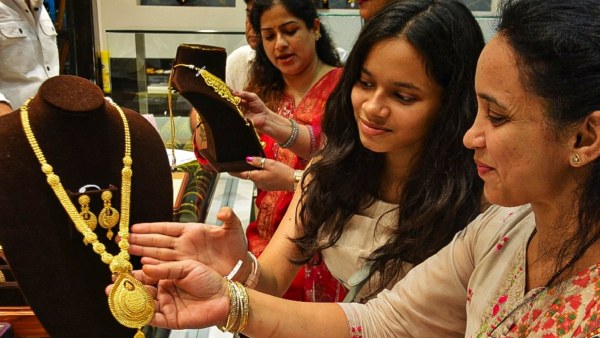 தங்கம் விலை ரூ.2 லட்சமாக உயரும்!! அட்சய திருதியை நாளில் குண்டை தூக்கி போடும் நிபுணர்கள்!!