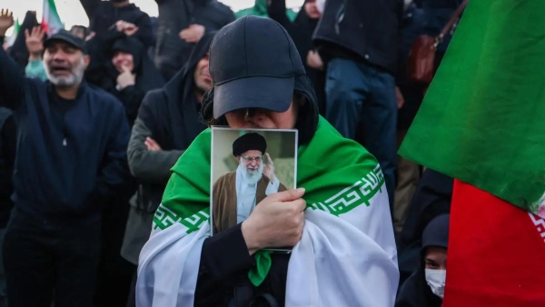 கமேனி கொல்லப்பட்டு 1 மாதமாகியும் உடல் நல்லடக்கம் செய்யாமல் இருக்கும் ஈரான்!! பின்னணி என்ன தெரியுமா?