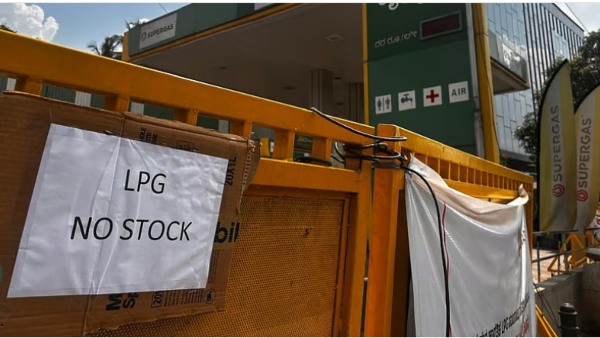 LPG தட்டுப்பாடு: காலை 5 மணி முதல் காத்திருந்தாலும் கேஸ் இல்லை!! பெங்களூருவில் மோசமாகும் சூழல்!!