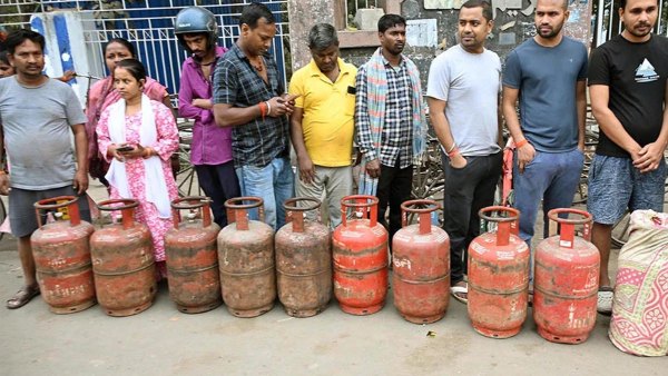 இந்தியாவில் LPG கேஸ் விநியோகம் எப்போது சீராகும்? அரசு அதிகாரிகள் வெளியிட்ட அதிர்ச்சி தகவல்!!