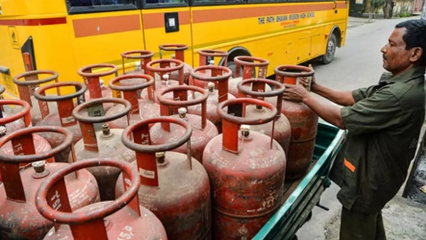ஒரே நாளில் எல்பிஜி சிலிண்டர், பெட்ரோல், டீசல் விலைகள் உயர்வு: பொதுமக்கள் ஷாக்..!! ஒரே நாளில் எல்பிஜி சிலிண்டர், பெட்ரோல், டீசல் விலைகள் உயர்வு: பொதுமக்கள் ஷாக்..!!