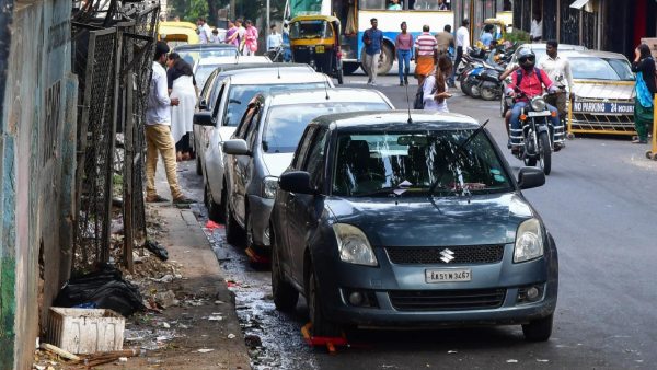 சாலையோரம் கார், பைக் நிறுத்தினால் ரூ.25,000 கட்டணம்: மாநகராட்சி அறிவிப்பால் மக்கள் அதிர்ச்சி..!!