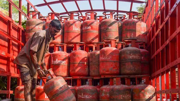 கேஸ் சிலிண்டருக்கு புதிய வரி? எதிர்கால கேஸ் தட்டுப்பாட்டை போக்க மத்திய அரசு புதிய முயற்சி..!!