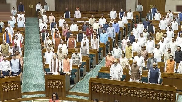 முடங்கிய நாடாளுமன்றம் .. ஒவ்வொரு நாளும் மக்களின் எத்தனை கோடி வரிப்பணம் வீண் தெரியுமா?