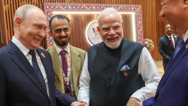 புதின், ஜி ஜின்பிங்-ஐ விடுங்க BRICS மாநாட்டில் மோடி கூடவே இருந்த இந்த நபர் யார்?