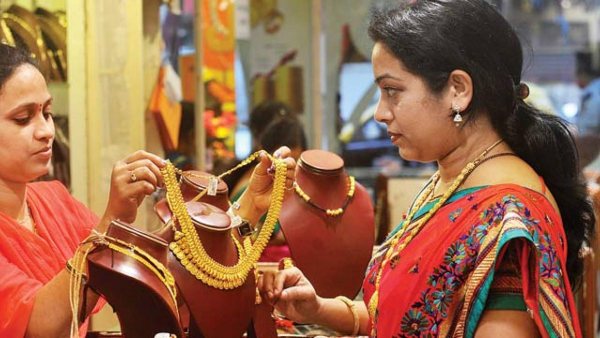 அதிர்ச்சி தந்த தங்கம்.. இந்த மாசத்துலயே இது தான் முதல்முறை..!! தீபாவளி வேற வரப்போகுது..!! அதிர்ச்சி தந்த தங்கம்.. இந்த மாசத்துலயே இது தான் முதல்முறை..!! தீபாவளி வேற வரப்போகுது..!!