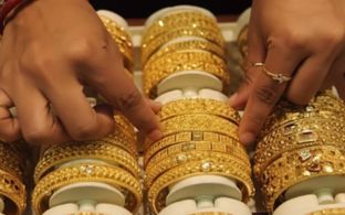 தங்கம் விலையில் நடந்த அதிசயம்!! இது அப்படியே நீடிக்குமா? இப்போ தங்கம் வாங்கலாமா?