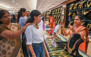 தங்கம் விலை உயர்ந்தாலும் கவலை இல்லை: டிரெண்டை மாற்றிய இந்தியர்கள்!! ஆடிப்போன நகை விற்பனையாளர்கள்!!