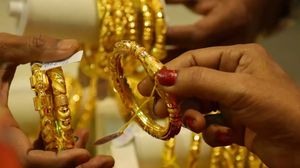 దూసుకొస్తున్న పెళ్లిళ్ల సీజన్‌..  బంగారం కొనుగోలు చేయాలనుకునే వారికి నిపుణులు కీలక చిట్కాలు..