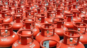 LPG వినియోగదారులకు బిగ్ షాక్.. సబ్సిడీ రీఫిల్స్ సంఖ్య భారీగా తగ్గింపు.. వారికి ఇక నాలుగు సిలిండర్లకే సబ్సిడీ..