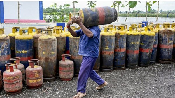 LPG  Cylinder Price Hike: పండుగ పూట షాకిచ్చిన కేంద్రం.. సిలిండర్ల ధర పెంపు..!
