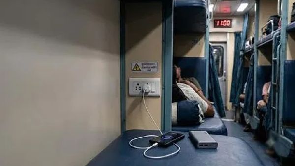 Mobile Charging In Train: రైల్వే ప్రయాణికులకు షాక్.. రైళ్లలో మొబైల్ ఛార్జింగ్ బంద్..!