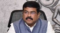 పెట్రోల్, డీజిల్ ధరలు ఎందుకు పెరుగుతున్నాయంటే? కాంగ్రెస్‍‌‌ను లాగిన ధర్మేంద్ర