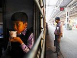 Viral News: వామ్మో.. ఆ రైళ్లలో 'టీ' తాగితే మీకు దిమ్మతిరుగుద్ది.. ధర కంటే సర్వీస్ ఛార్జ్..