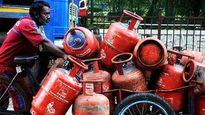 LPG Cylinder Rates: భారీగా తగ్గిన వంటగ్యాస్ ధర.. నవంబర్ 1 నుంచి మారిన రేట్లు..