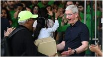 Apple Mumbai: ముంబైలో తొలి ఆపిల్ స్టోర్.. హల్‌చల్ చేసిన టిమ్ కుక్.. సెలబ్రిటీస్ 