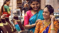 Gold Rate Today: హమ్మయ్యా తగ్గిన బంగారం ధర.. తెలుగు రాష్ట్రాల్లో తులం ఎంతంటే..?