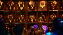 Gold Rate Fall: గోల్డెన్ చాన్స్.. పసిడి ప్రియులకు ఆహ్వానం పలుకుతున్న పసిడి ధరలు..