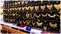 Gold Rate: యుద్ధం నుంచి తప్పుకున్న గోల్డ్.. నేడు రూ.2,700 తగ్గిన పసిడి.. Do Shopping..