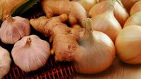 Onion Price: భారీగా పెరుగుతోన్న ఉల్లి, వెల్లుల్లి ధర.. వంట నూనె ధరలు కూడా భారీగానే..
