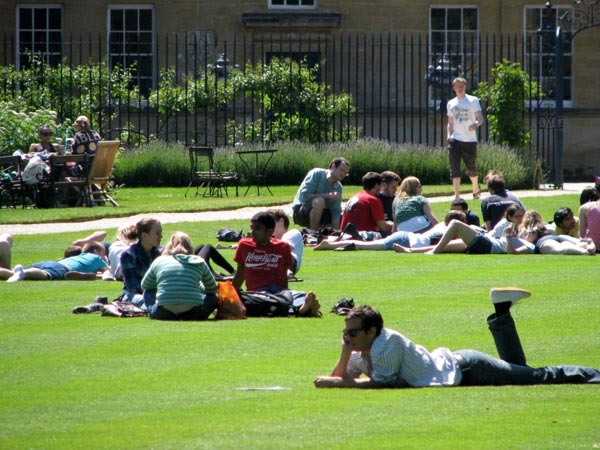 విదేశాల్లో చదువుకునే విద్యార్దులు