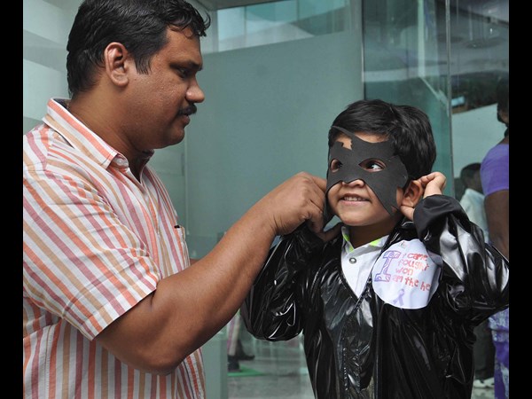 చిన్నారి క్రిష్‌తో ఓ తండ్రి