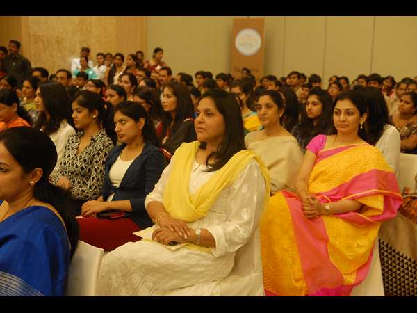 హాజరైన మహిళలు, విద్యార్థులు