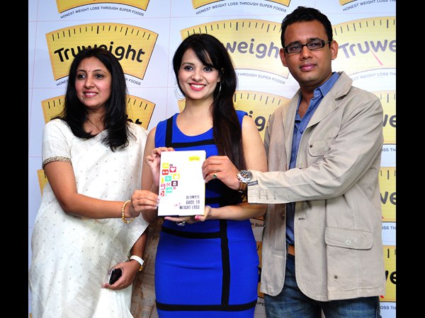 పుస్తక ఆవిష్కరణలో సలోని