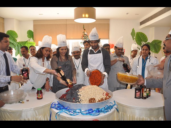 కేక్‌ మిక్స్ చేస్తున్న విష్ణు