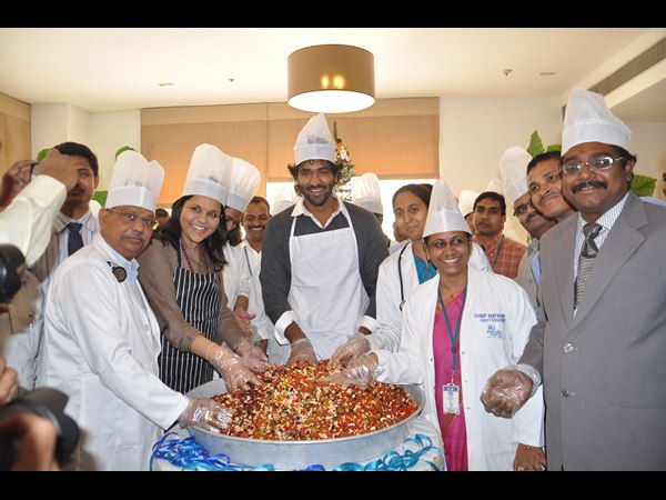 కేక్‌ మిక్స్ చేస్తున్న విష్ణు