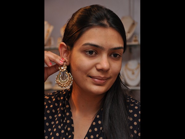 అందమైన చెవి పోగుతో..