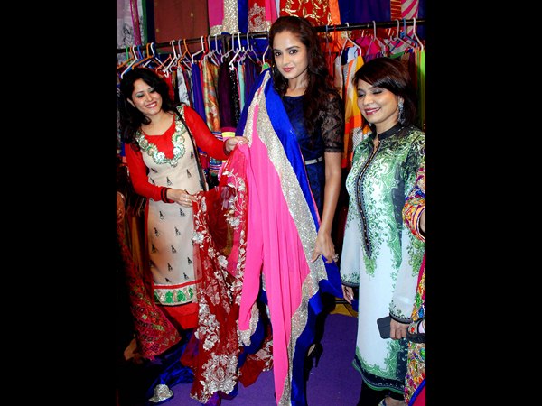 ఎగ్జిబిషన్‌లో అస్మిత