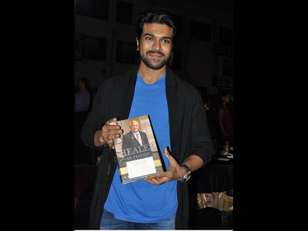 పుస్తకంతో రామ్‌చరణ్