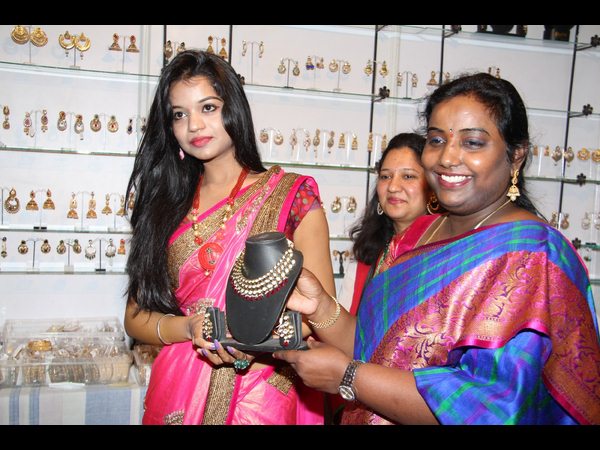 ఆభరణంతో భవ్యశ్రీ