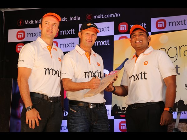 బ్యాట్పై సంతకం బ్యాట్పై సంతకం