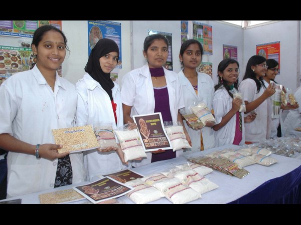 చిరుధాన్యలతో విద్యార్థినులు చిరుధాన్యలతో విద్యార్థినులు