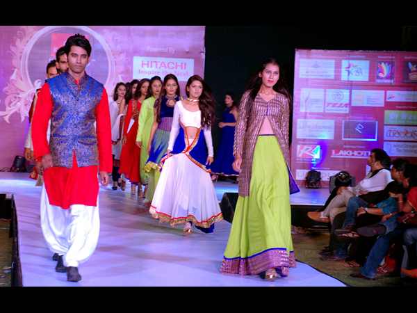 ర్యాంపుపై వాక్ చేస్తూ..