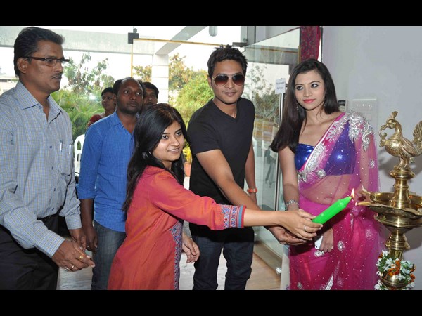 జ్యోతి ప్రజ్వలన చేస్తూ.. జ్యోతి ప్రజ్వలన చేస్తూ..