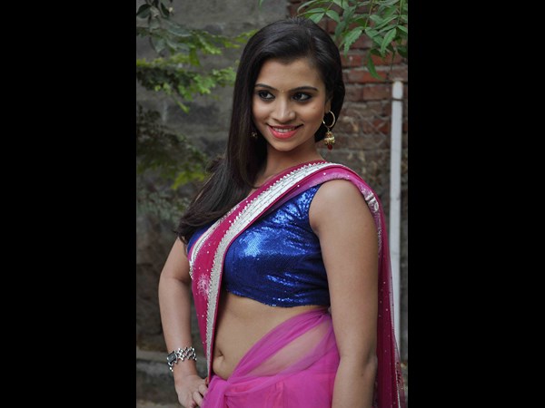 చిరునవ్వులు చిందిస్తూ.. చిరునవ్వులు చిందిస్తూ..