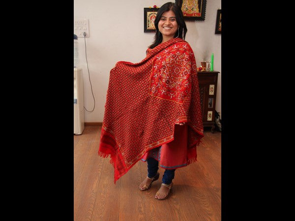 దుప్పట్టతో నిర్వాహకురాలు దుప్పట్టతో నిర్వాహకురాలు